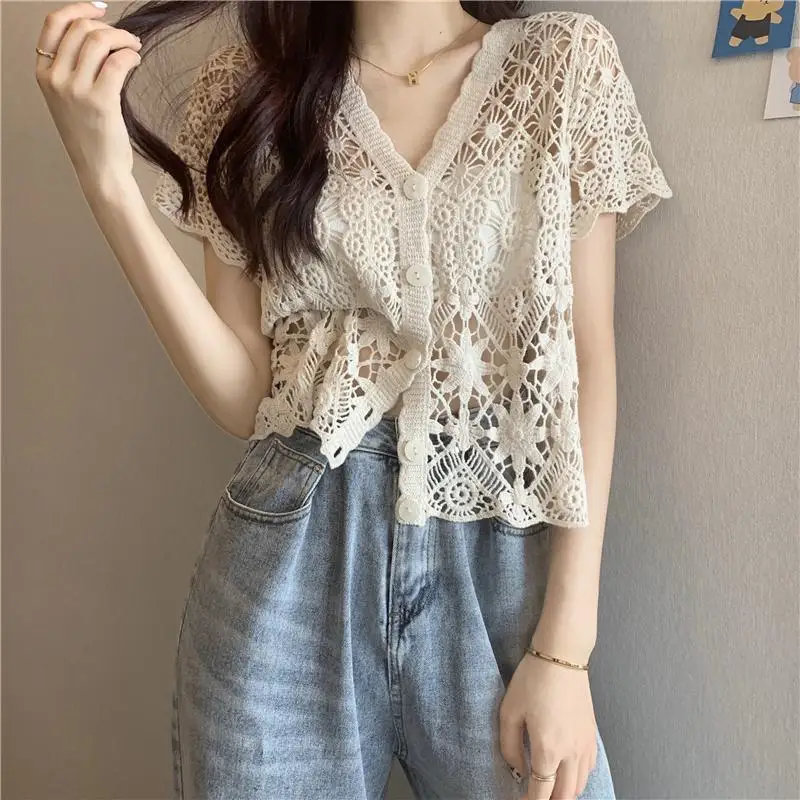 

2023 Women sexy hollow crochet knit button crop top Y2K summer fashion sweet chic V-neck short-sleeved slim-fit T-shirt Ropa De