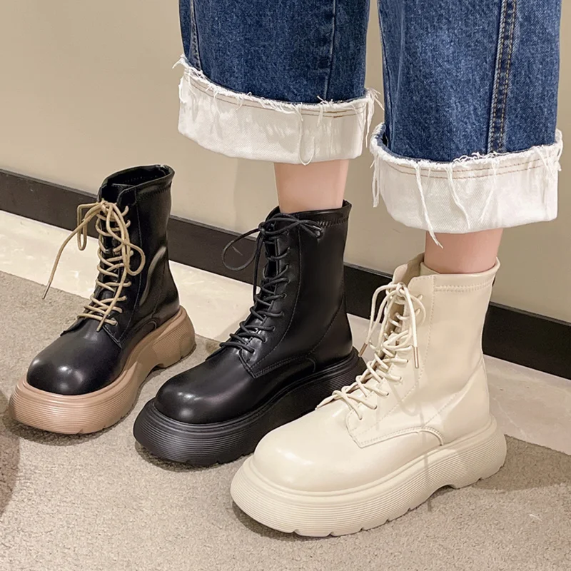 Женские ботильоны на шнуровке белые с круглым носком плоской подошве