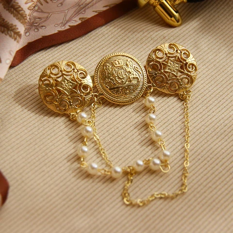 Золотая брошь с жемчужной кисточкой