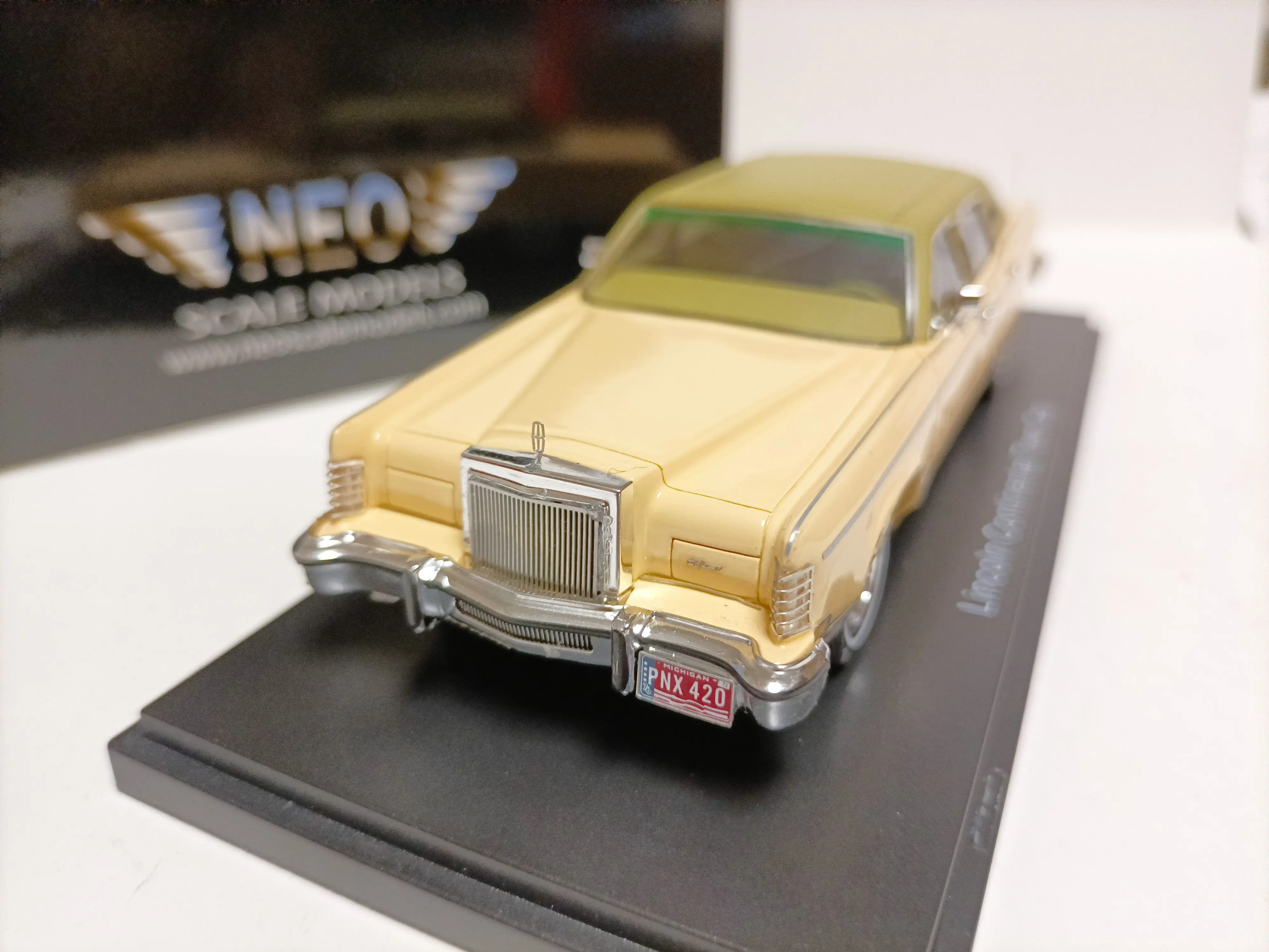 NEO 1:43 Continental Town Car 1982