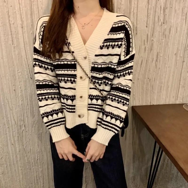 

2021 Autumn and Winter New Retro Striped Hollow Loose Loose Wild Long-sleeved Knit Sweater Cardigan Jacket Jacket Female Trend