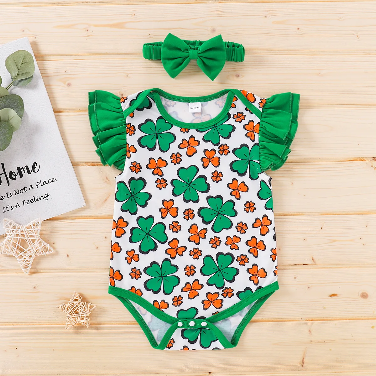 

Детский комбинезон с оборками на рукавах, с принтом клевера