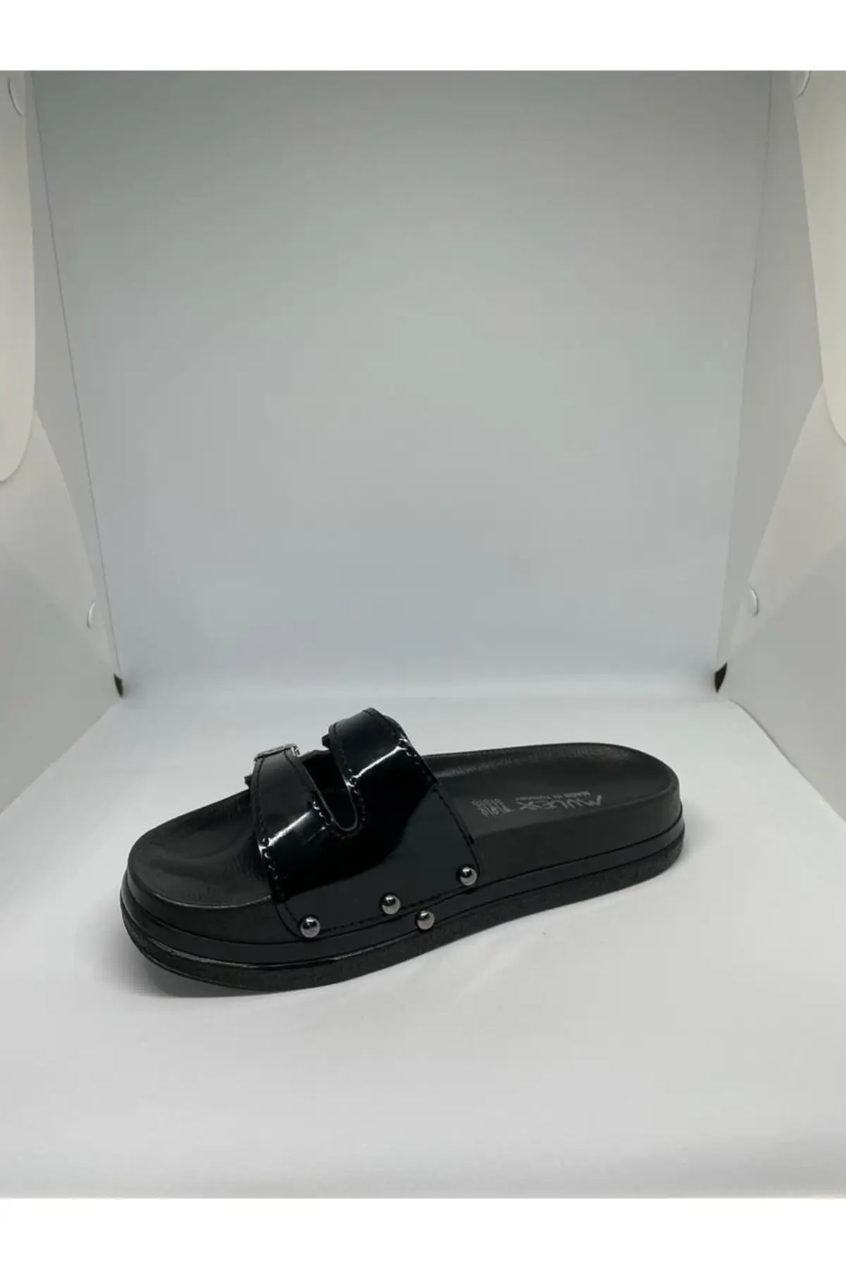 

Женские ортопедические Шлепанцы из лакированной кожи с черной пряжкой и двойным ремешком