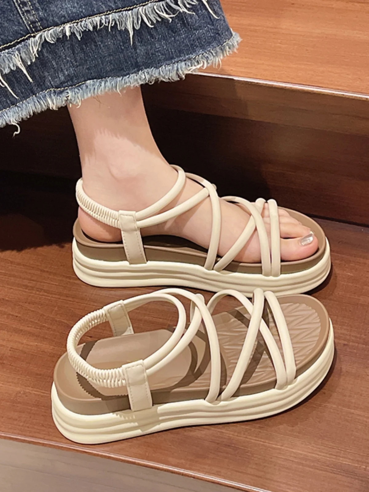 Туфли женские с ремешками на танкетке бежевые босоножки среднем каблуке