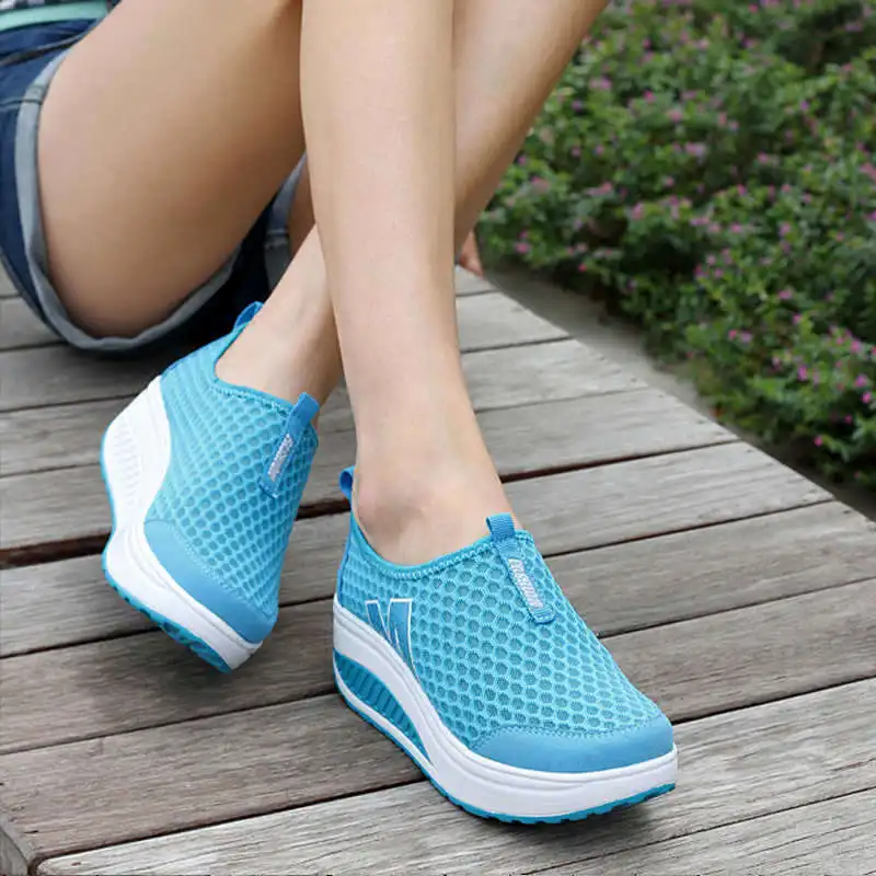 Спортивные женские кроссовки светло-голубого цвета с пузырьками |