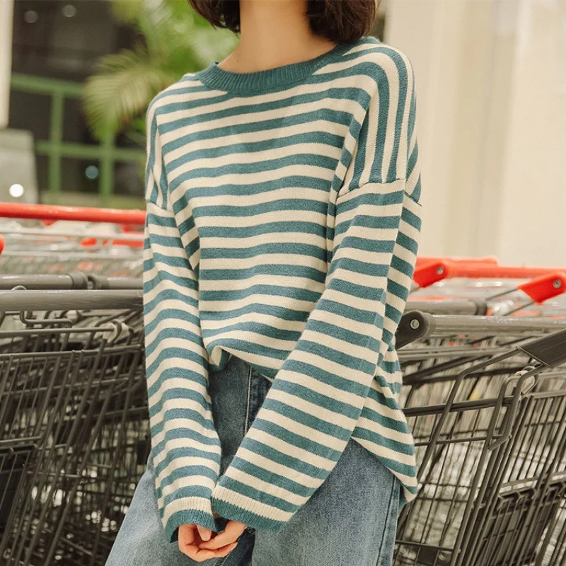 Осенняя широкая свободная вязаная шерстяная шапка в полоску с круглым вырезом