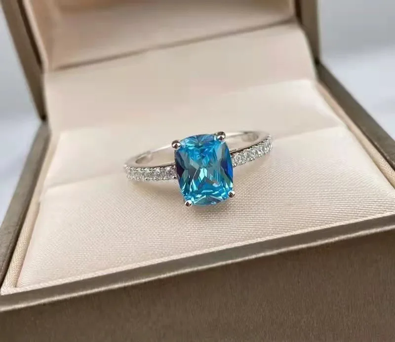 Женское кольцо из серебра 925 пробы с изумрудом