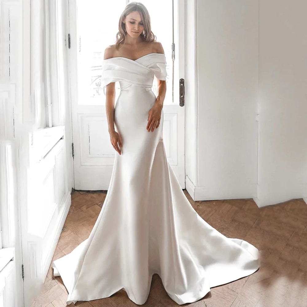 Женское платье с открытыми плечами