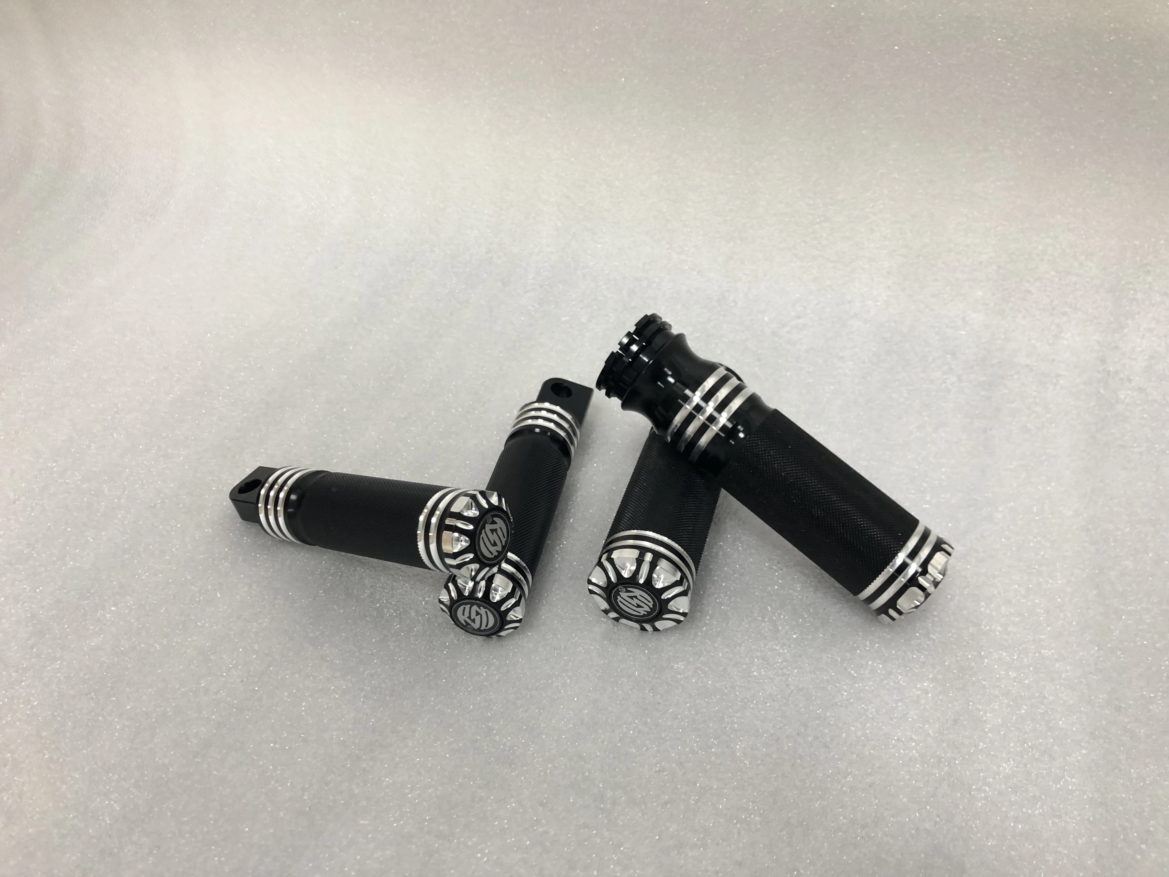 Ручки RSD на руль мотоцикла 25 мм для ног с ЧПУ |