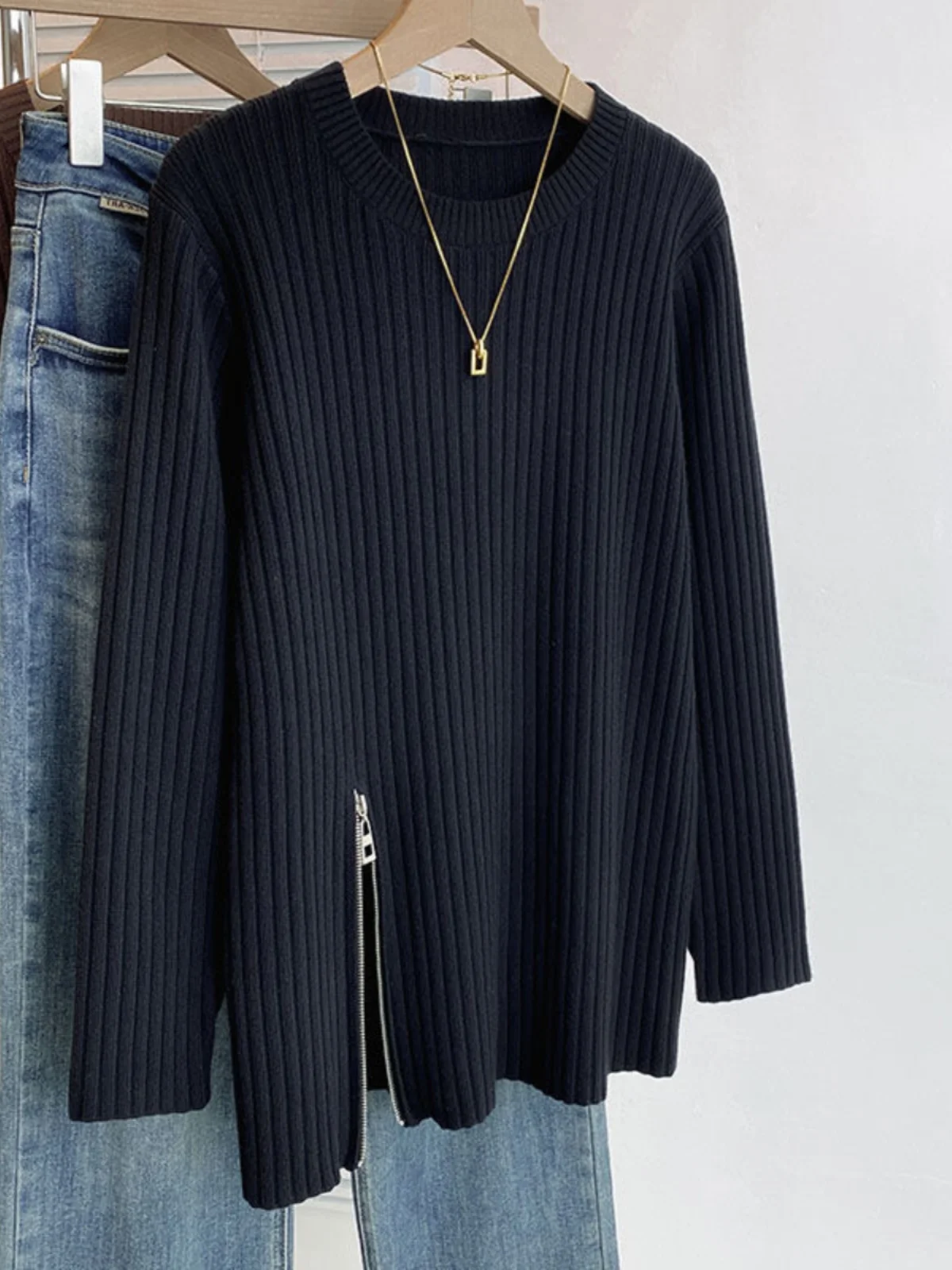 Maillard свитер с круглым вырезом и разрезом на молнии плечах вязаный женский