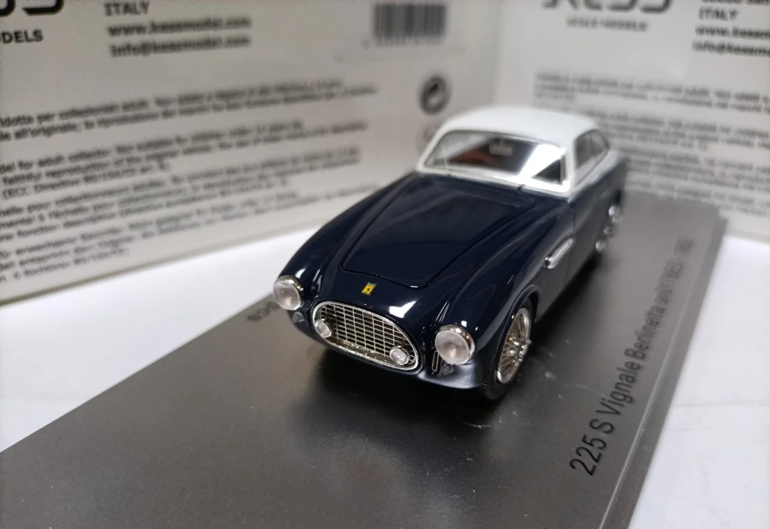 

Kess 1:43 225S Vignale Berline 1952 Blue Vintage Car Simulation Limited Edition Resin Metal Static Car Model Toy Gift