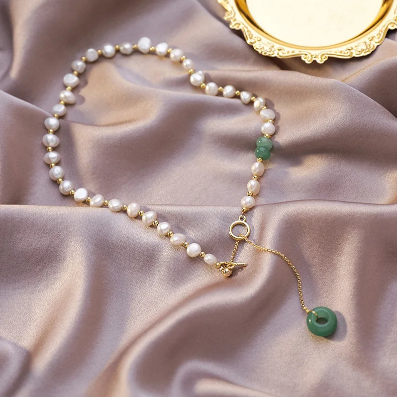 Ожерелье с подвеской из натурального зеленого изумруда жемчугом в стиле барокко