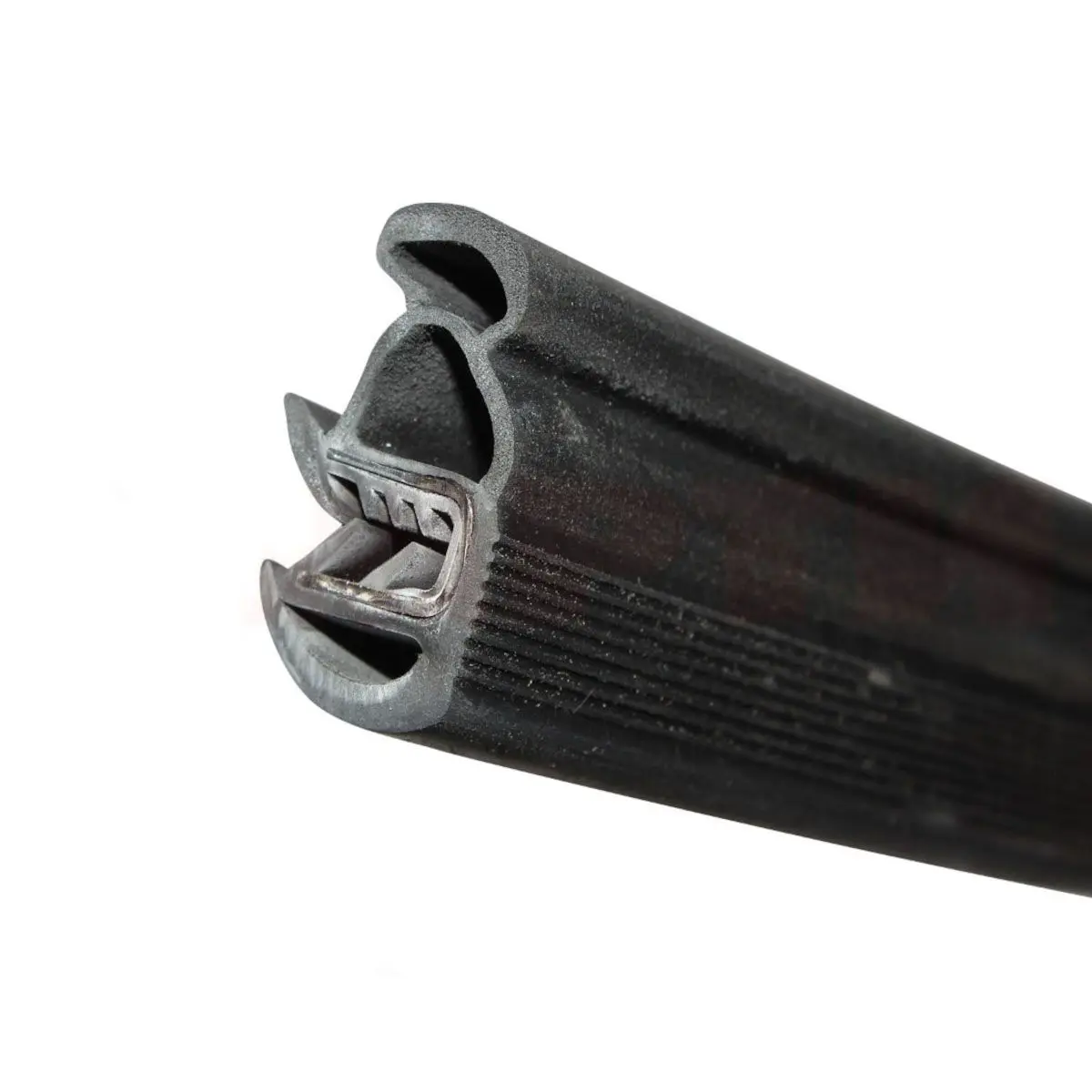 Для эксплуатации Калины в undefinedстандартных условиях оптимален термоэластопласт: сочетает доступную цену, морозостойкость и долговечность. Резина подойдет как временное бюджетное решение, но потребует ранней замены. Силикон – премиальный выбор для экстремальных температур или агрессивных сред, однако высокая стоимость и специфичный монтаж ограничивают его применение в повседневной эксплуатации.