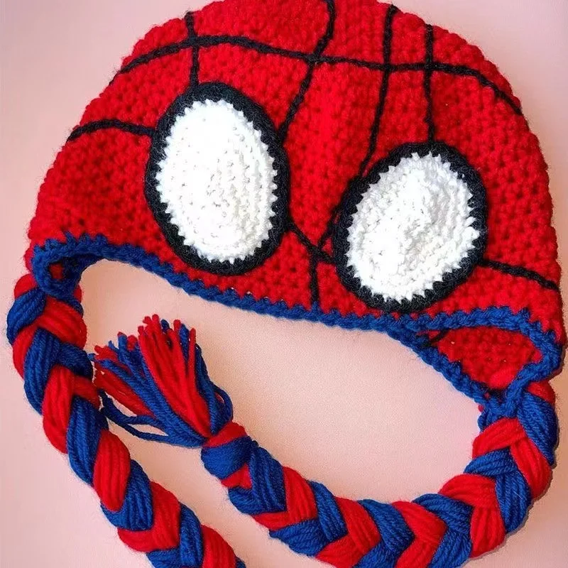 Вязаная шапка-бомбер с рисунком Человека-паука