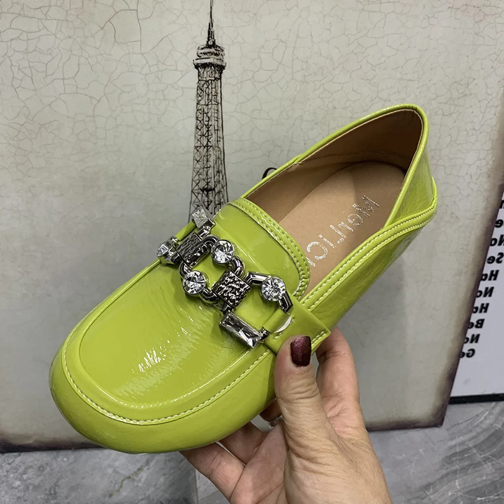 Женская обувь из лакированной кожи разноцветная женская на плоской подошве