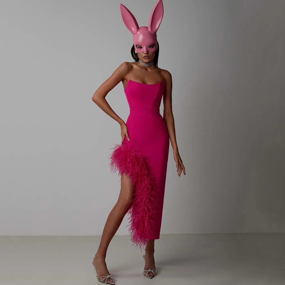 

Женское облегающее платье без бретелек, с перьями