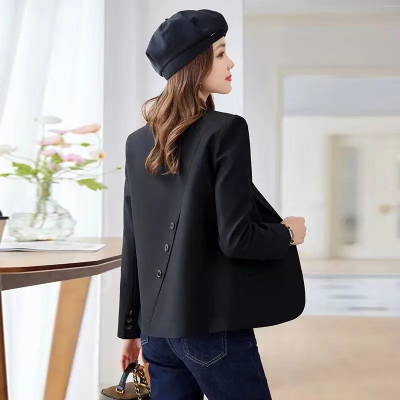 Женский блейзер на пуговицах с длинным рукавом