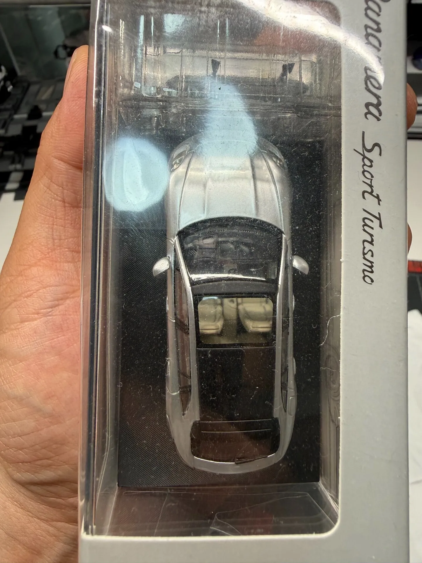 Фото Модель автомобиля Porsche Panamera Touring Edition из литого металла, масштаб 1:64, серебристого цвета. №5
