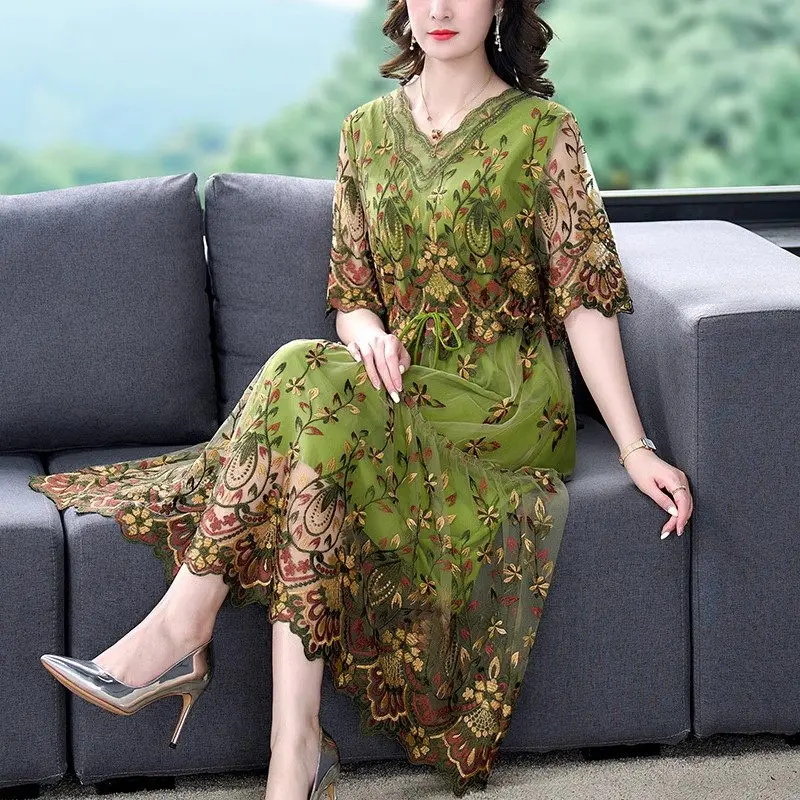 Embroidered Dress Women 2023 Summer Mid Length Loose Fit Slim Elegant Mother's Fashion Flower Dress Large Size Clothes Z1690