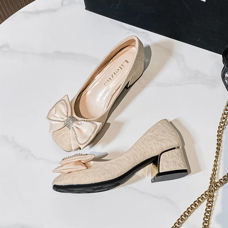 Женские туфли-лодочки с бантом на среднем каблуке