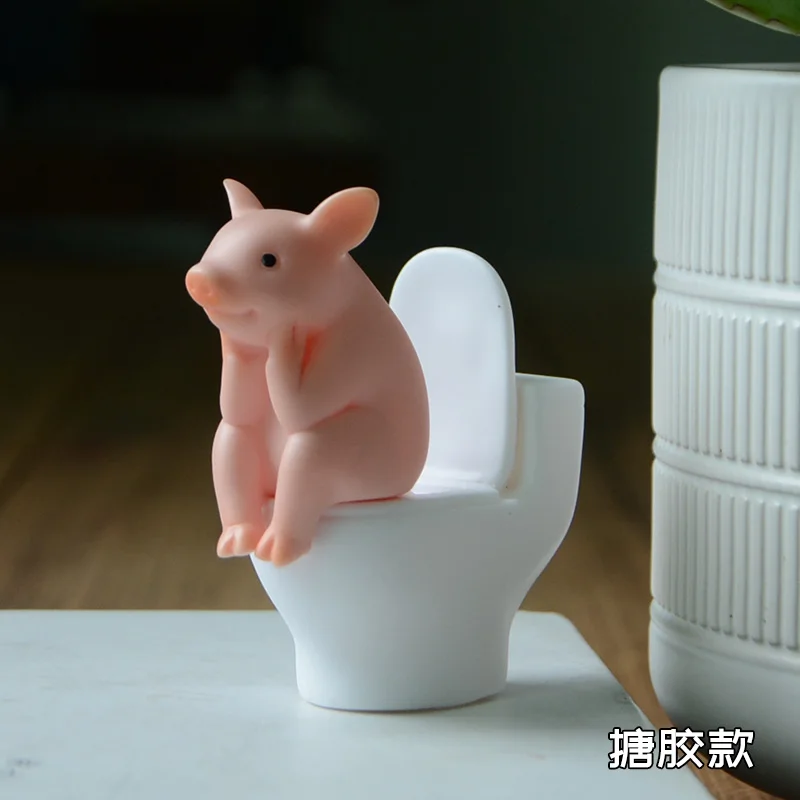 

Kawaii Pig Sitting on Toilet PVC Model Dollhouse Figurine Toy for Kids Baby Bathroom Toys Children's Gift Tabletop Decoration