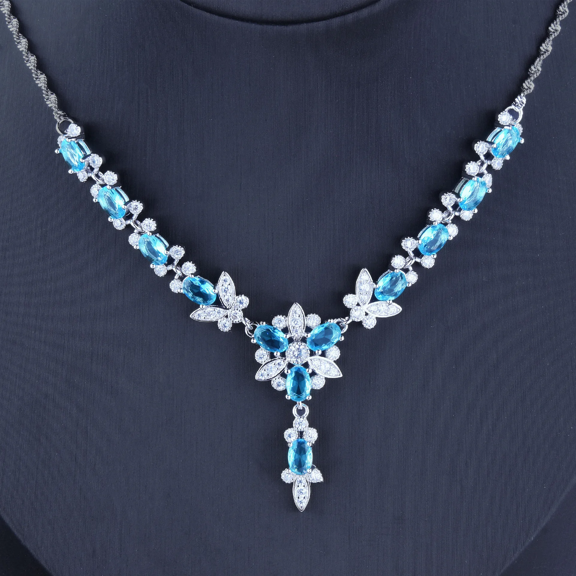

Foydjew Luxury Elegant Butterfly Chokers Necklaces Micro-inlaid Full Zircon Sea Blue Simulated Topaz Aquamarine Necklace