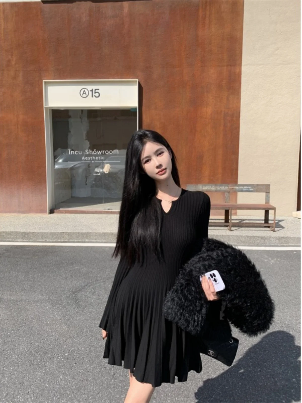 Маленькое трикотажное платье с полуоткрытым воротником и длинными рукавами