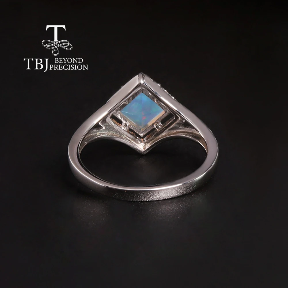 Женское кольцо из серебра 925 пробы с натуральным опалом