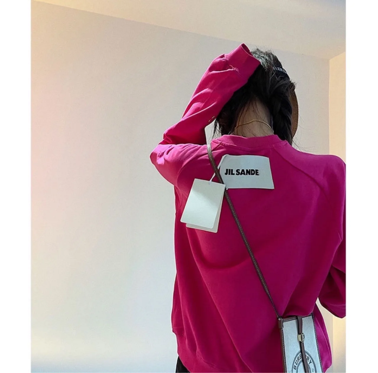 

Свитшот женский Jil минималистский шлифовальный свитер с буквенным принтом круглый вырез свободная ткань на спине для влюбленных 1:1 свитер с...