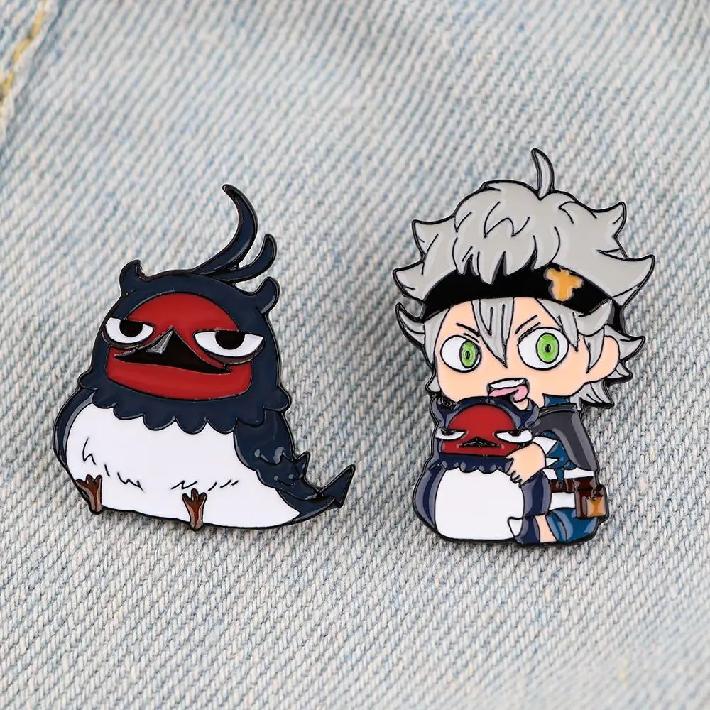 Эмалированная брошь в виде черного клевера для рюкзака |