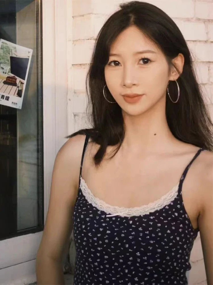 Тонкий жилет без рукавов с кружевной отделкой летний женский блестящий камзол в