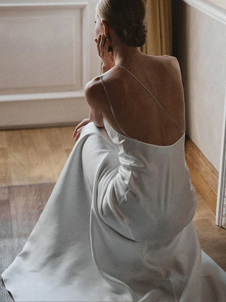 Элегантное женское атласное платье с лямкой на шее привлекательное Белое