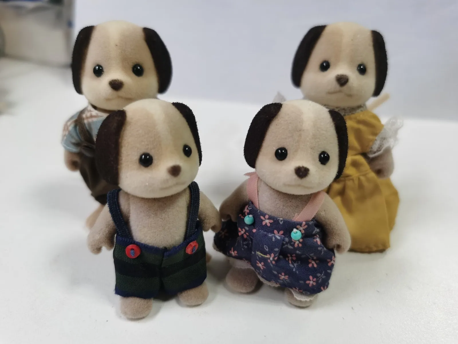 

Sylvanian Families Dollhouse Furry Animal Calico Critters Beagle Dog Family 4PCS Figures New with no Box