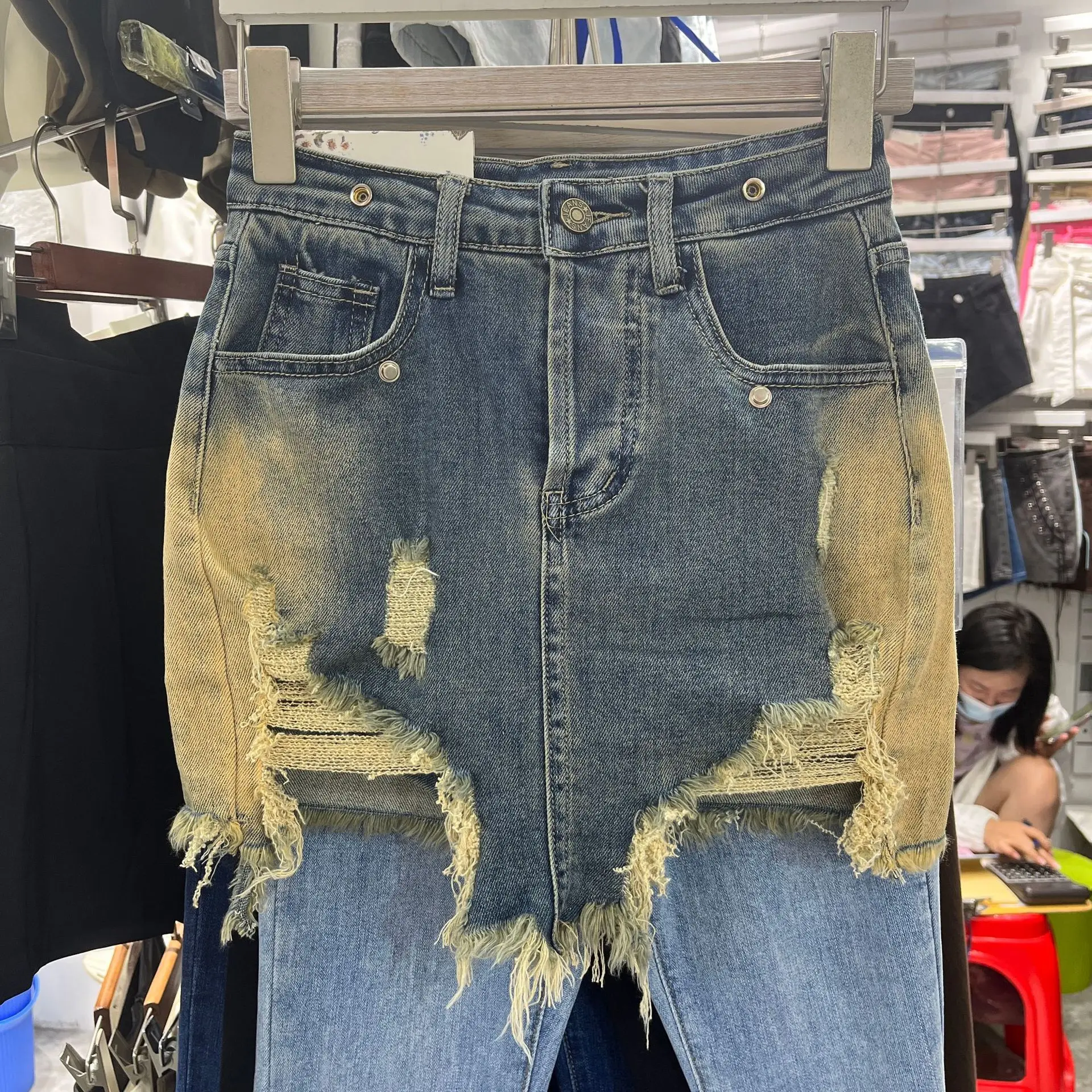 

Women's 2023 Summer New Product Retro Spicy Girl Irregular Tassel Raw Edge Tie Dyed Elastic Wrapped Hip Denim Short Skirt