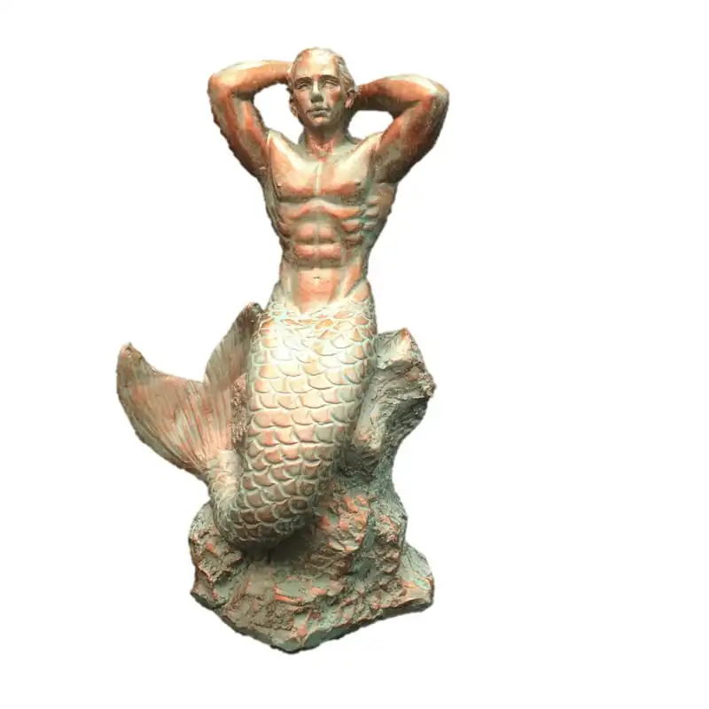 

Бронзовая патина, привлекательный мермен, сидящий на морском пляже, очень большая статуя