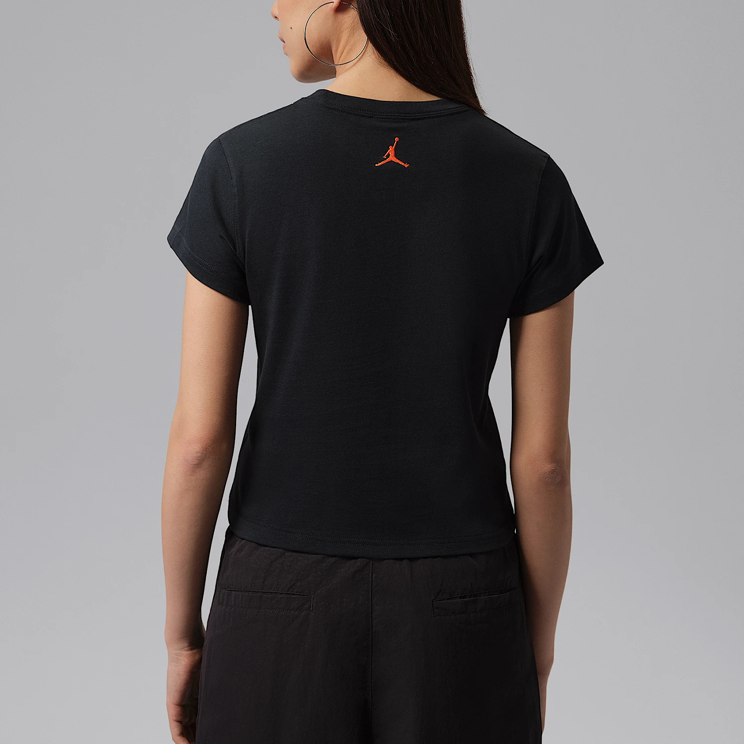Фото Оригинальная женская футболка Nike Jordan с модным принтом, удобная и простая, с короткими рукавами, модель IR6308-010. №2