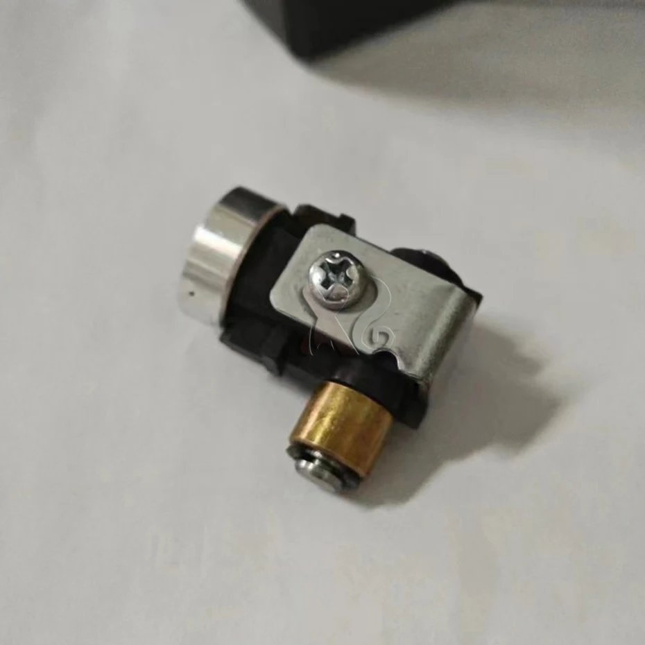 D257-9900 D258-1568 Кронштейн замка совместимый с деталями копировального аппарата Ricoh