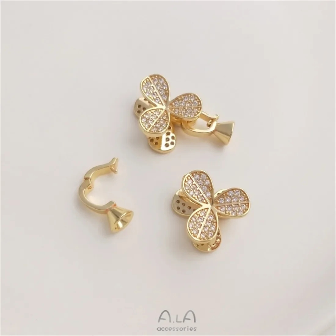 Упаковка из 14-каратного золота с микроинкрустацией цирконом в форме розы