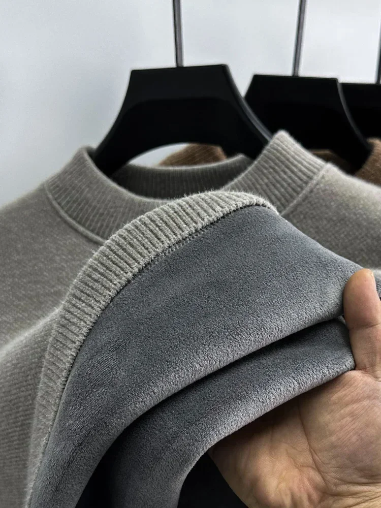 Мужской бархатный пуловер с круглым вырезом и вышивкой