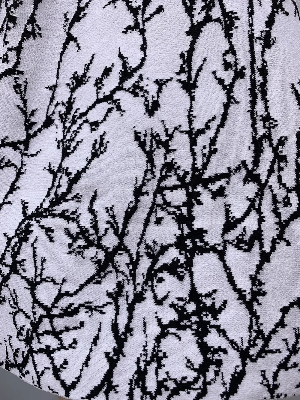 Новинка осени 2024 модное белое трикотажное платье с коротким рукавом и круглым