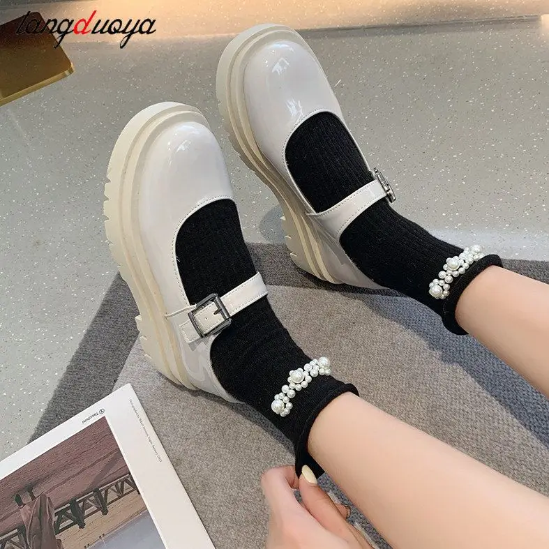 

Женские туфли-лодочки с ремешком на щиколотке и толстой подошве