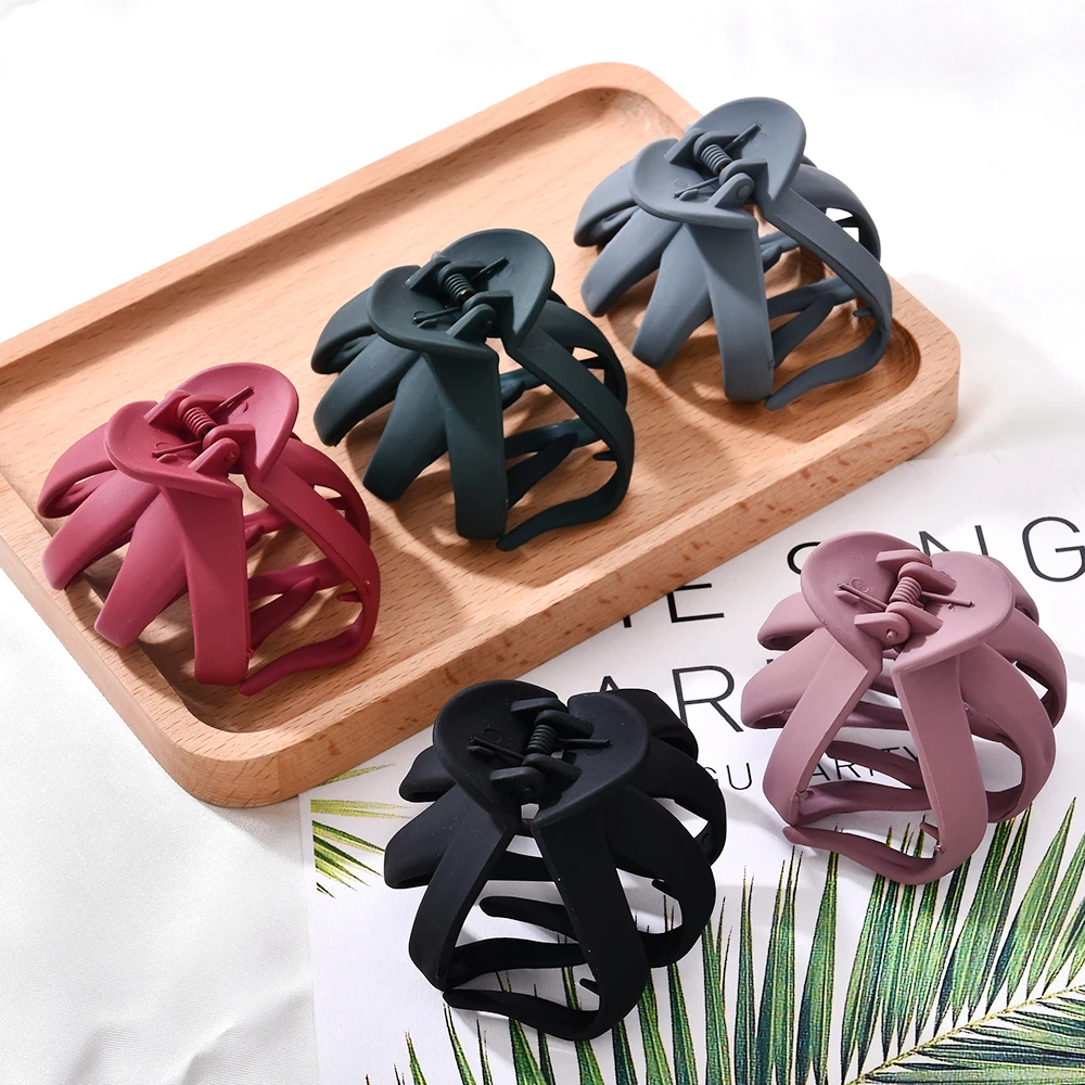 

Solid Geometric Hollowing Large Hair Claw Crab Clamp Hair Clip Hair Accessories For Girls Pinzas Para El Cabello Drop Shipping