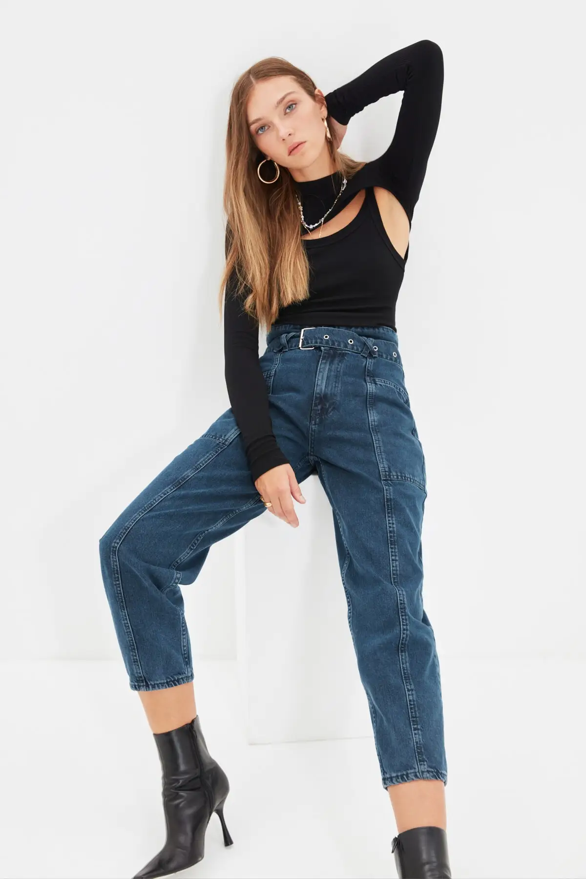 

Trendyol Arched Stitch Detail High Bel Mom Jeans TWOAW22JE0113