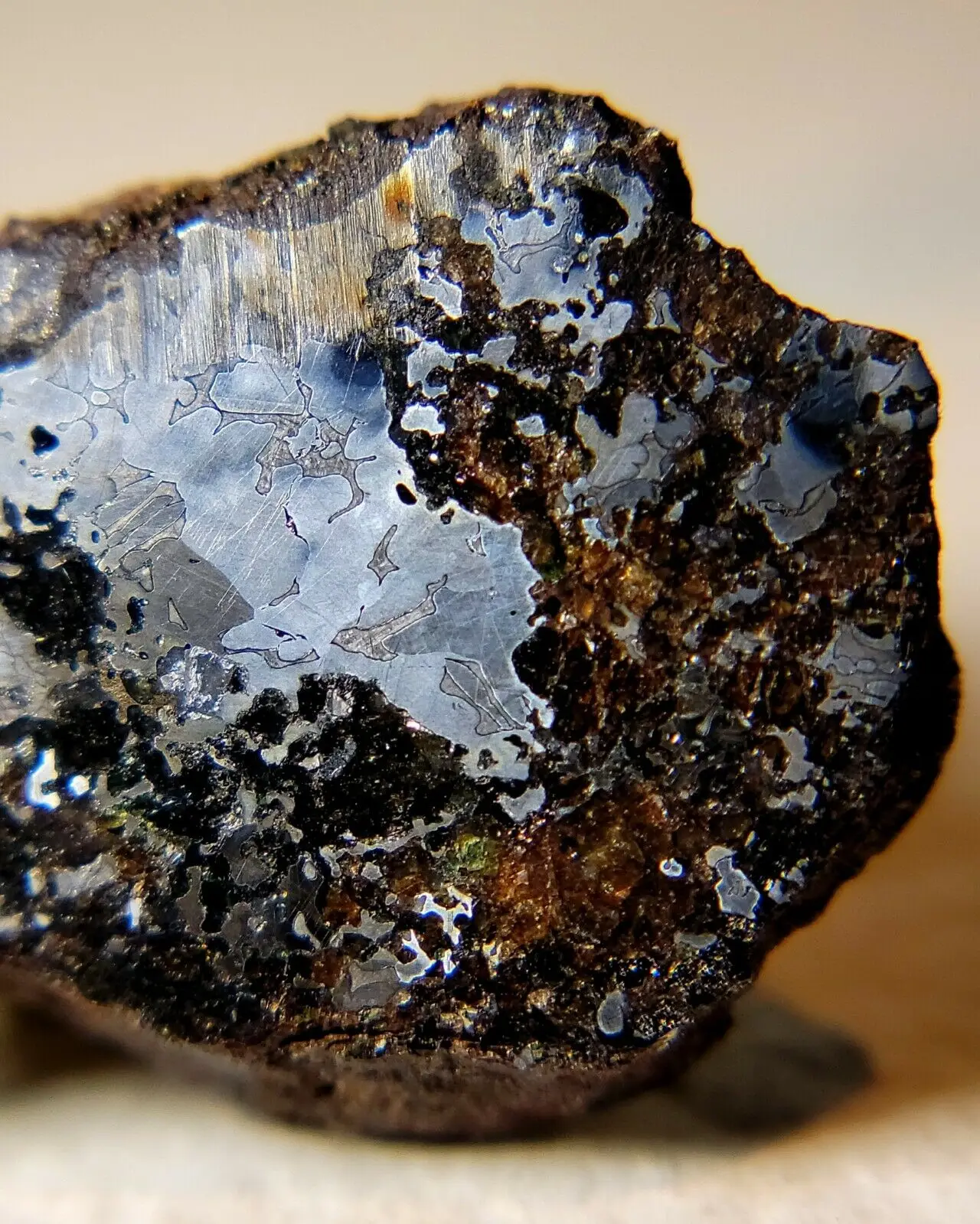 Сплава титан-ниобий. Вольфрамит минерал. Сырье для производства металла. Полиметалл полезные ископаемые. Сырье металлов 4.