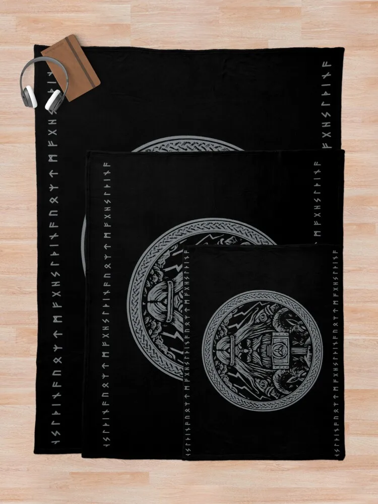 Odin medason с рунами hammer Mj?lnir и ravens норвежский викинг мифологический стиль плед