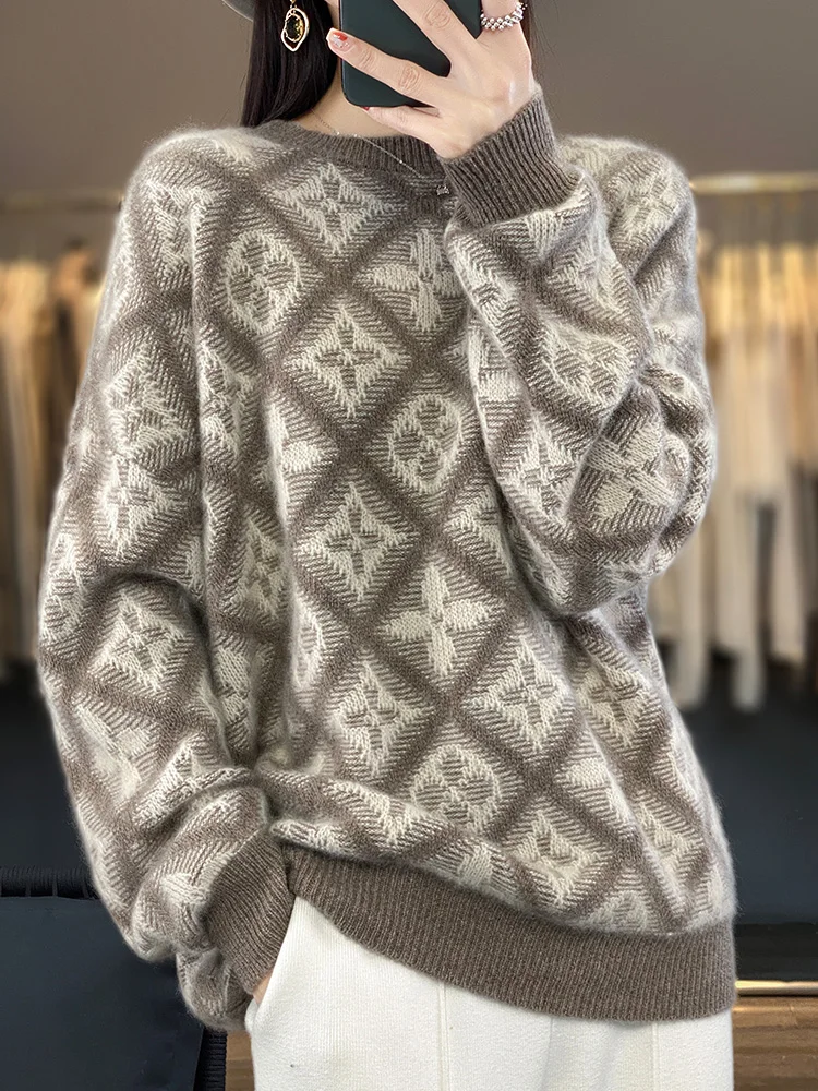 Женский вязаный свитер с круглым вырезом