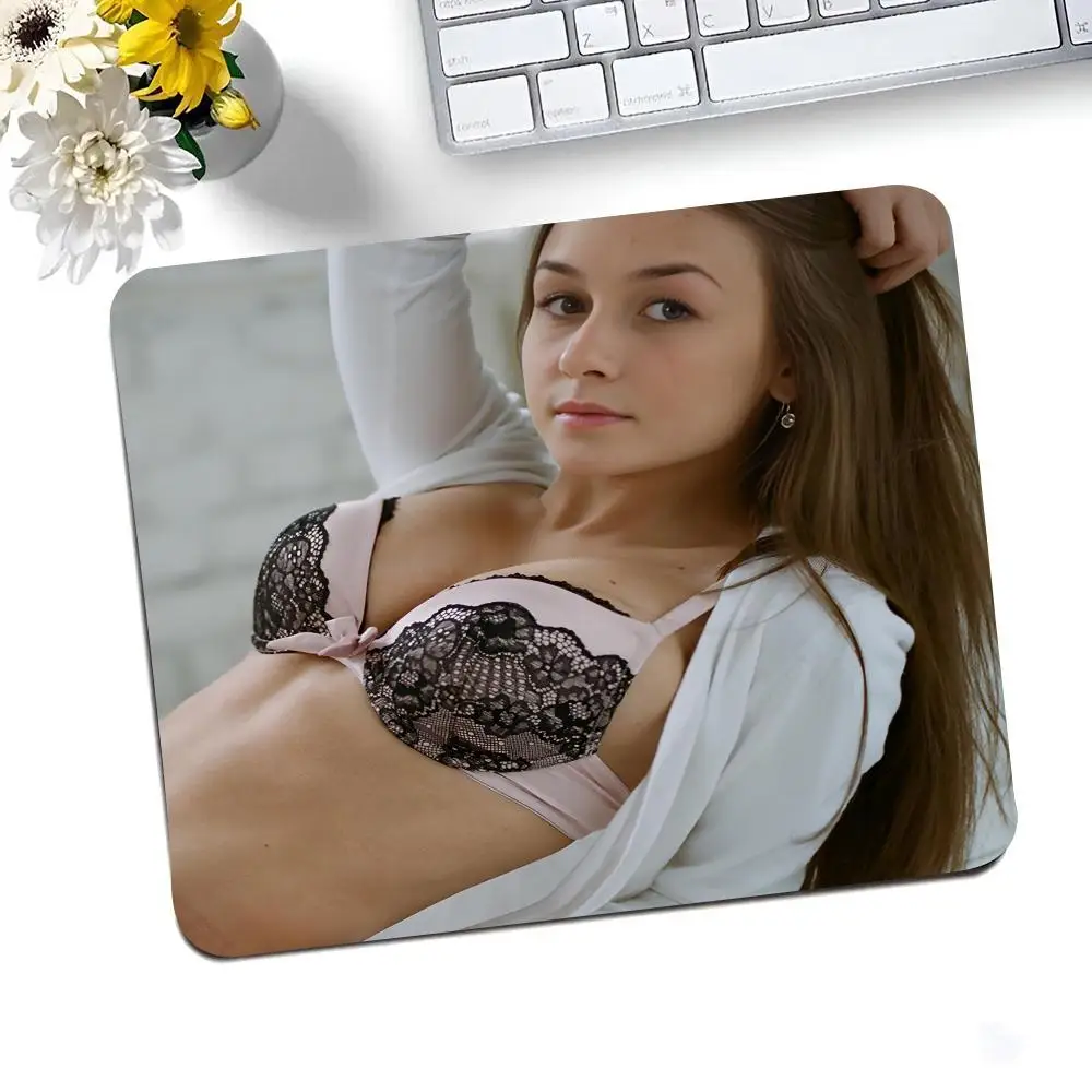 Singer Alena Alena&amp J-Jerry Heil MINISO Mouse Pad Ultrafine Surface Gaming Accessories Keyboard Pads Gamer Mat Rubber Desk