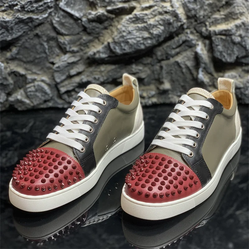 

Модные брендовые кожаные туфли коричневого цвета с красным низом и серебряными заклепками, низкие ботинки для мужчин, повседневные лоферы на плоской подошве, женские кроссовки с шипами