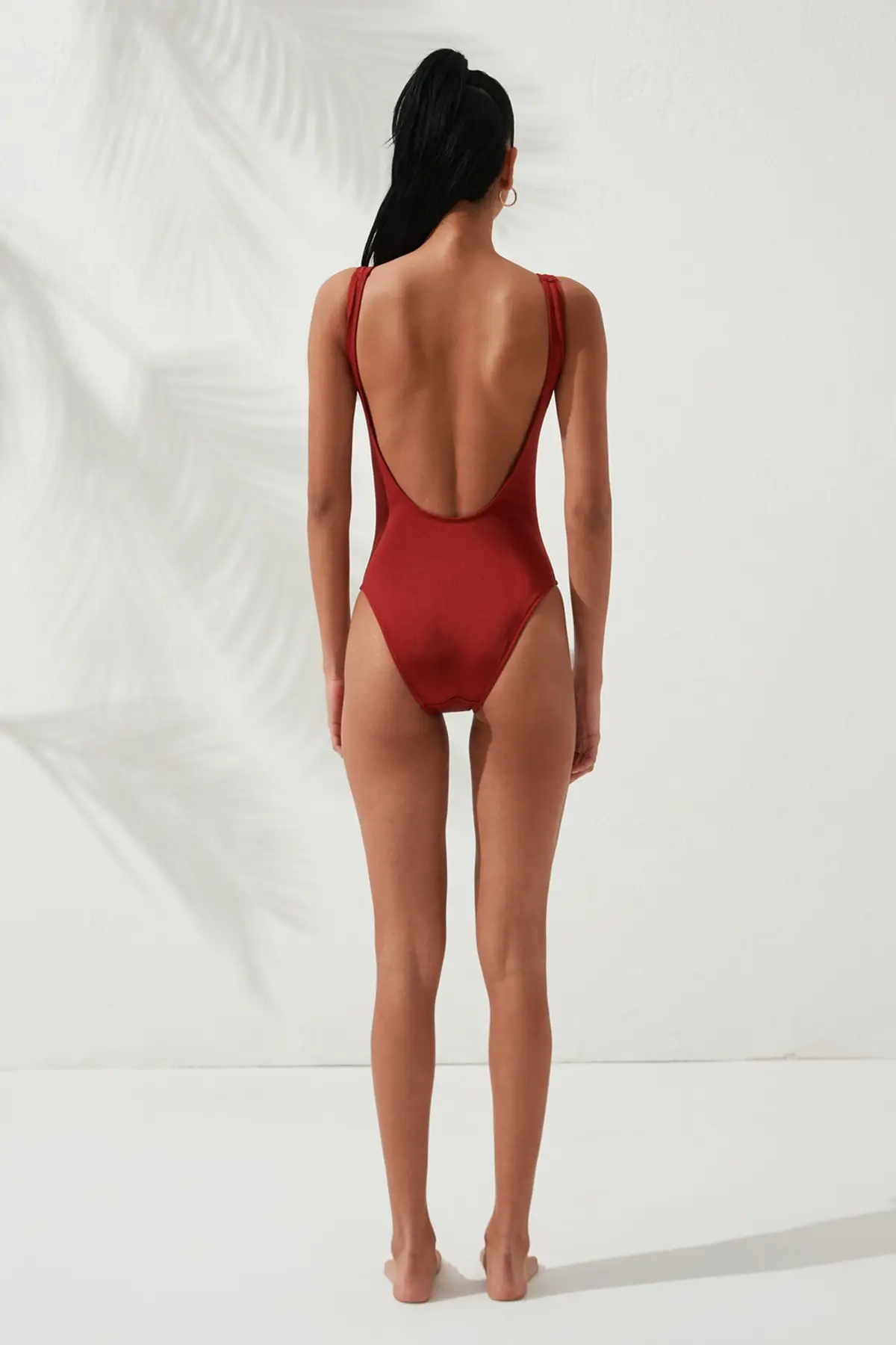 Рисунок 2 - Женский купальник с v-образным