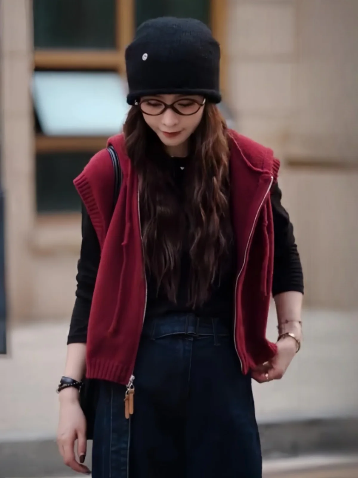 Дизайнерский вязаный жилет без рукавов с двойной молнией и капюшоном на осень